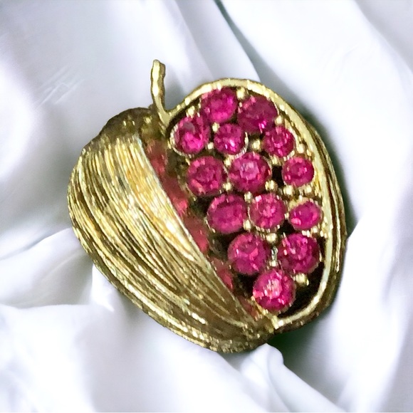 Vintage Apple Brooch Gold Tone Metal and Fuchsia Rhinestones - Picture 1 of 4